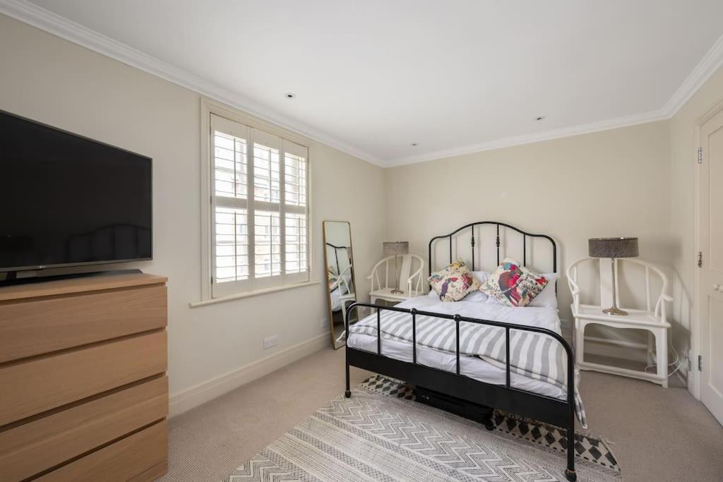 Perfect British Mews - Beautiful Garden London